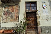 18 Casa Annovazzi con stemma, meridiana, affresco con Madonna e Santi
